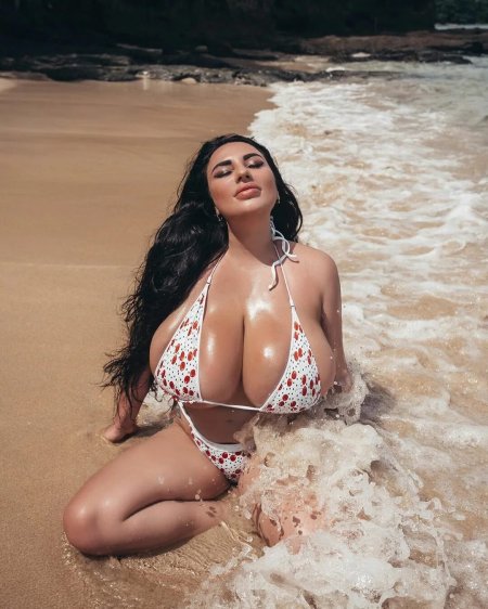 Anastasia Berthier breasts