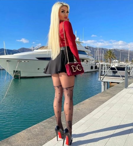 Model Jelena Unikat in Mini