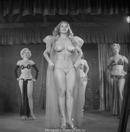 Betty Brosmer striptease