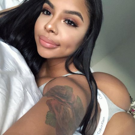 Aaliyah Hadid selfie