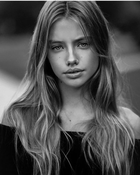 Laura Niemas model 2020 selfie