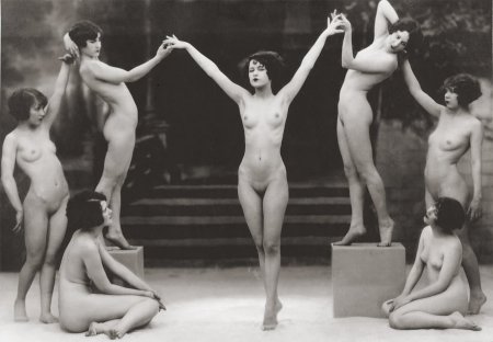 Naked women on the retro stage
