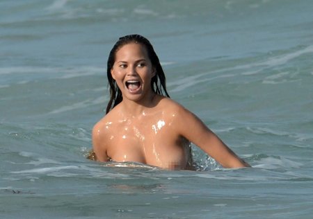 Chrissy Teigen erotic