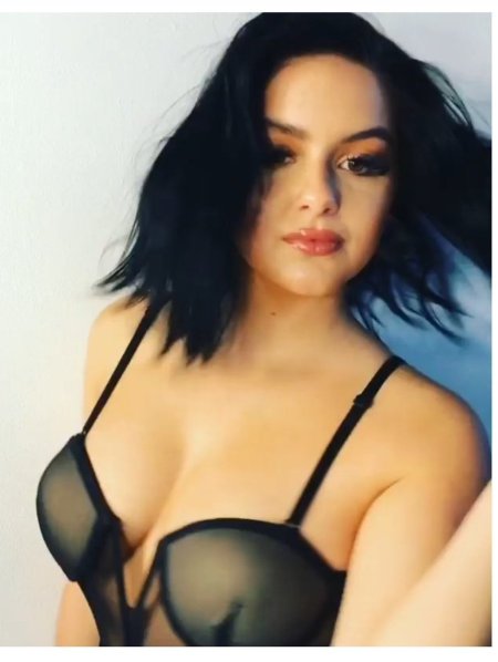 Ariel Winter topless
