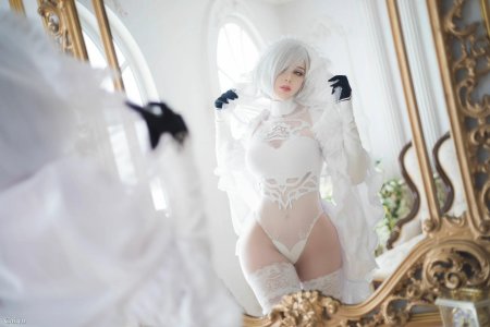 Nier 2b in a white dress