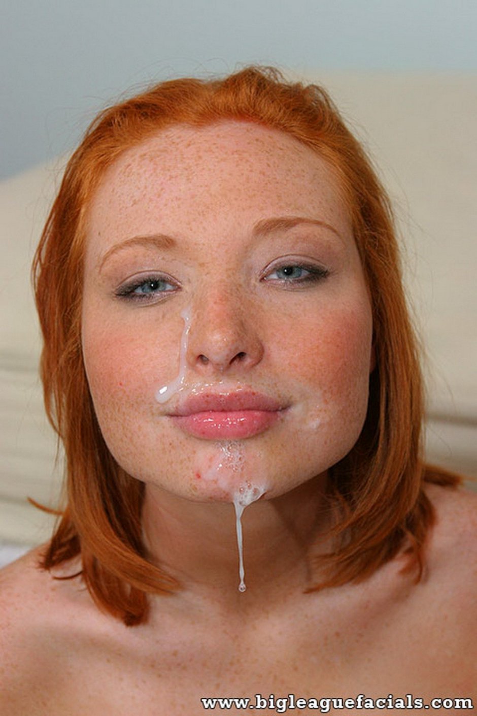 Red -haired girls cum on the face