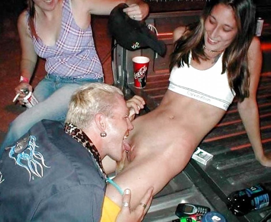 Public cunnilingus