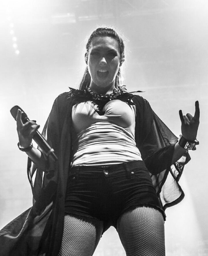 Elize Ryd lit up the chest in the video