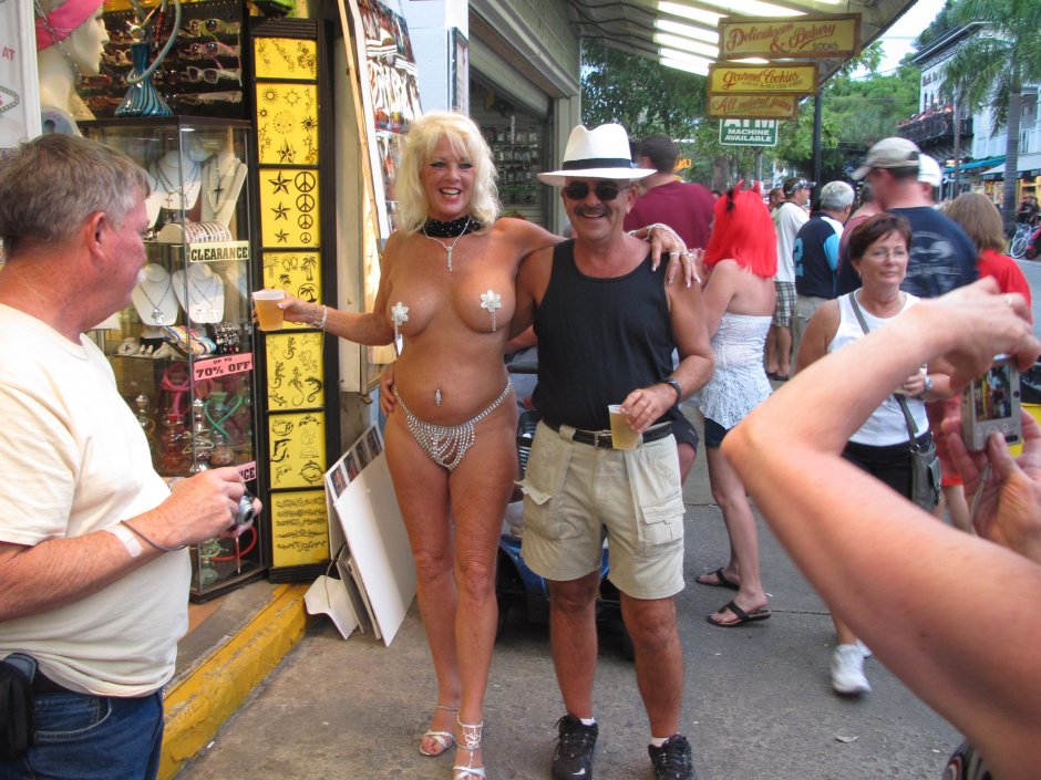 Naked old women have fun in Ki West with husbands
