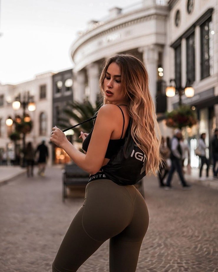 Elena Kamperi Twerk