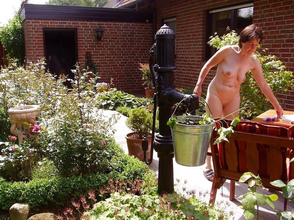 Backyard Nudity Bbw - Mature Naked Garden - 49 porn photo