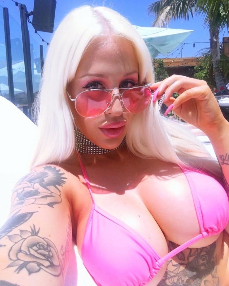 Fake Lips Bimbo