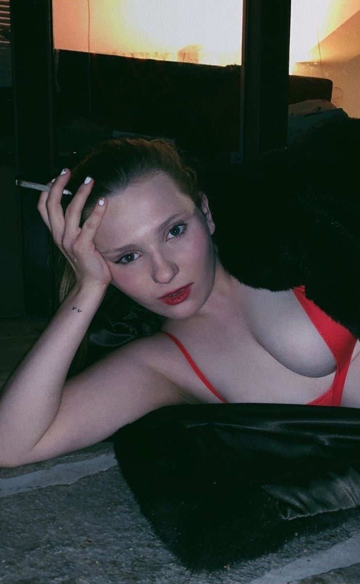 Ebigail Breslin Bed Scene