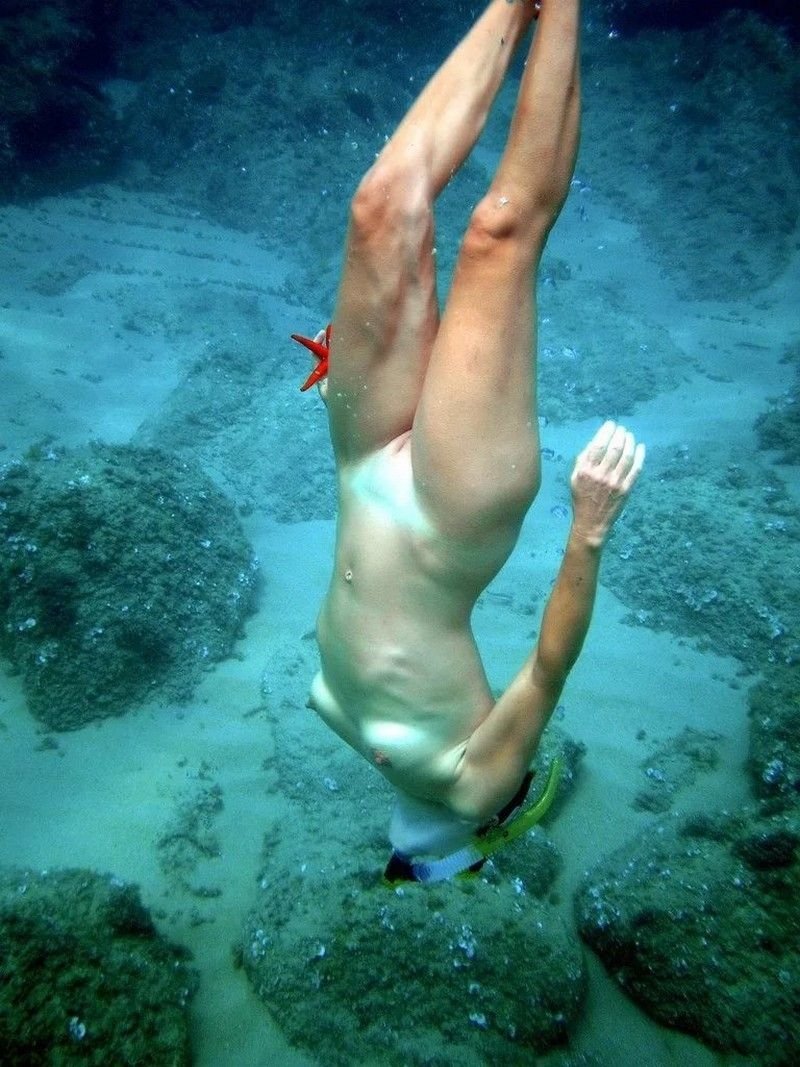 Naked women dive.