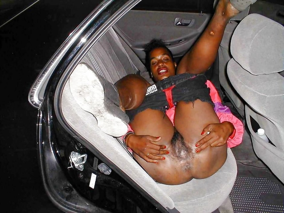 Mature shows a pussy in the car