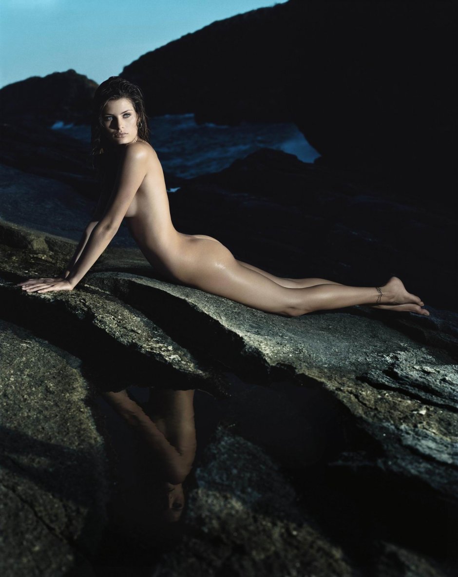 The Isabeli Fontana is naked