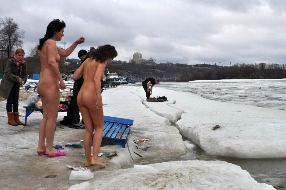 Naked bathing in an ice hole