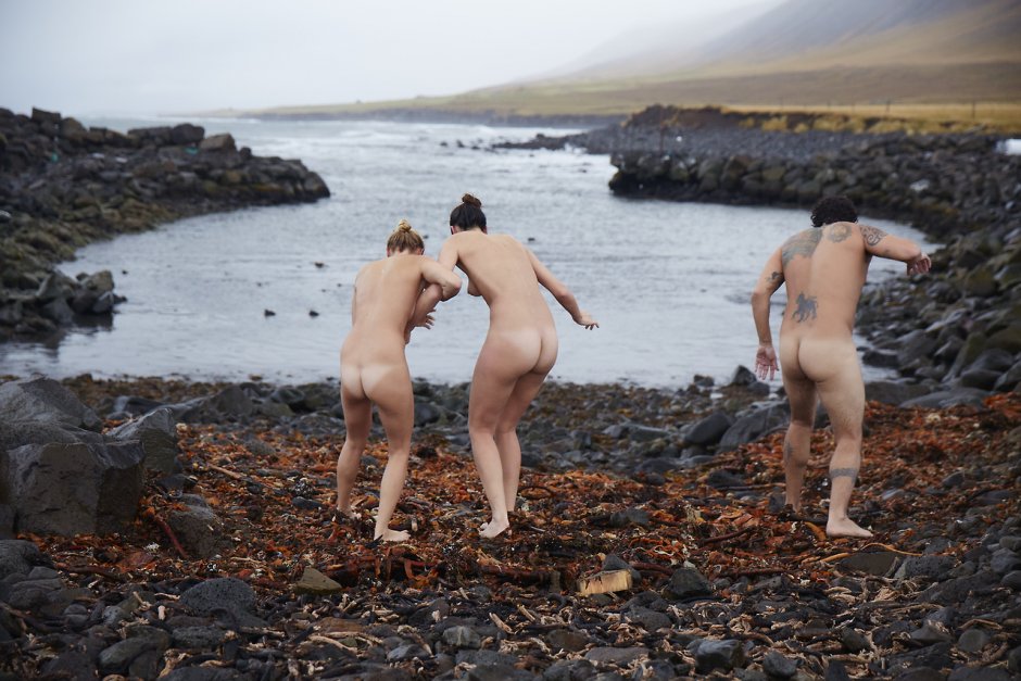Naked women on the desktop