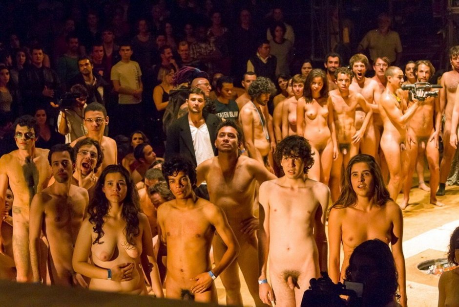 Actresses Nude on the stage of the theater