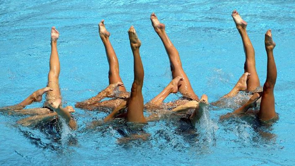 Synchronists in the pool