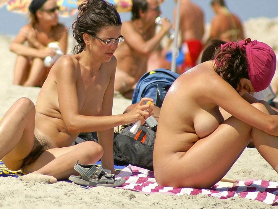 Girls on the beach spied