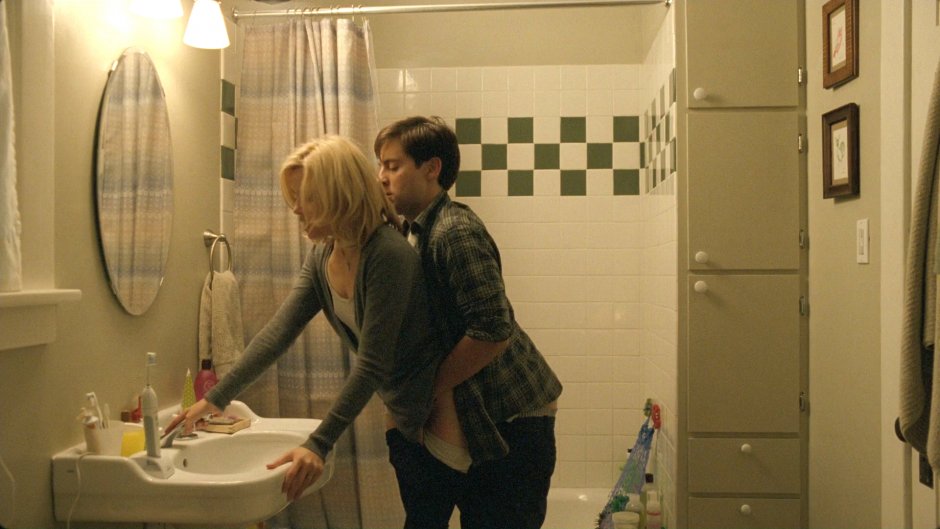 Elizabeth Banks bed stage