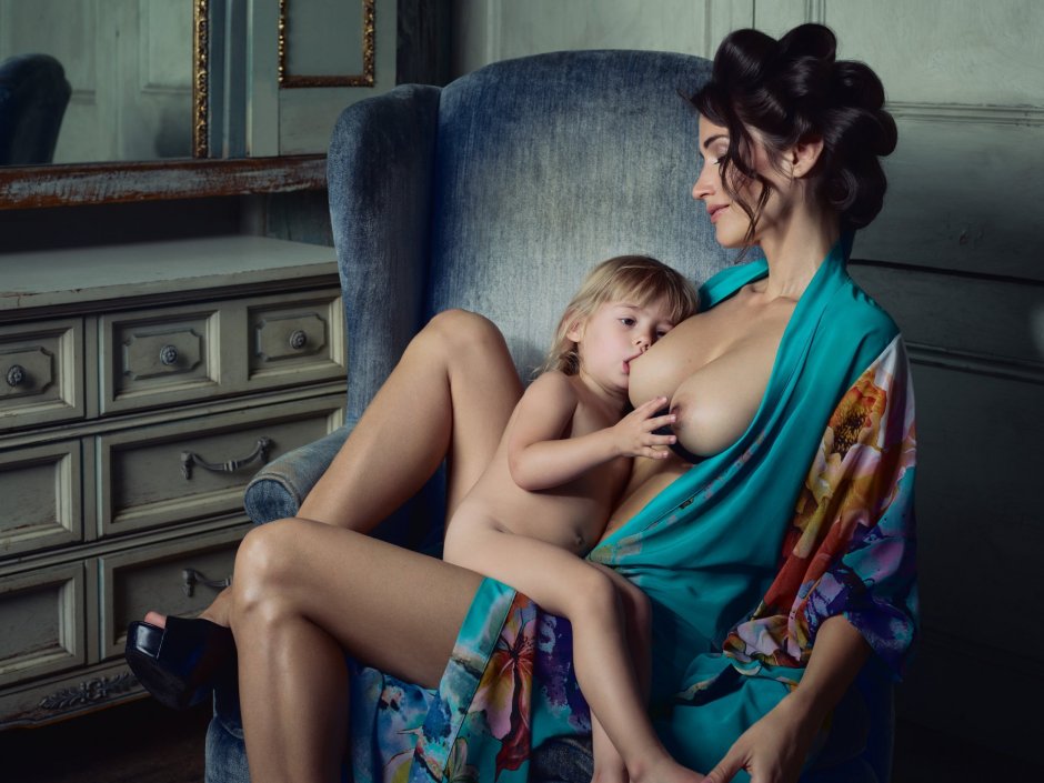 Maternity in the style of nude