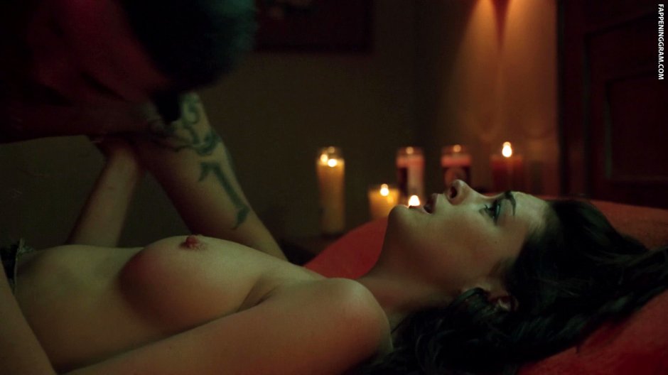 Anne Hathaway Naked in the movies