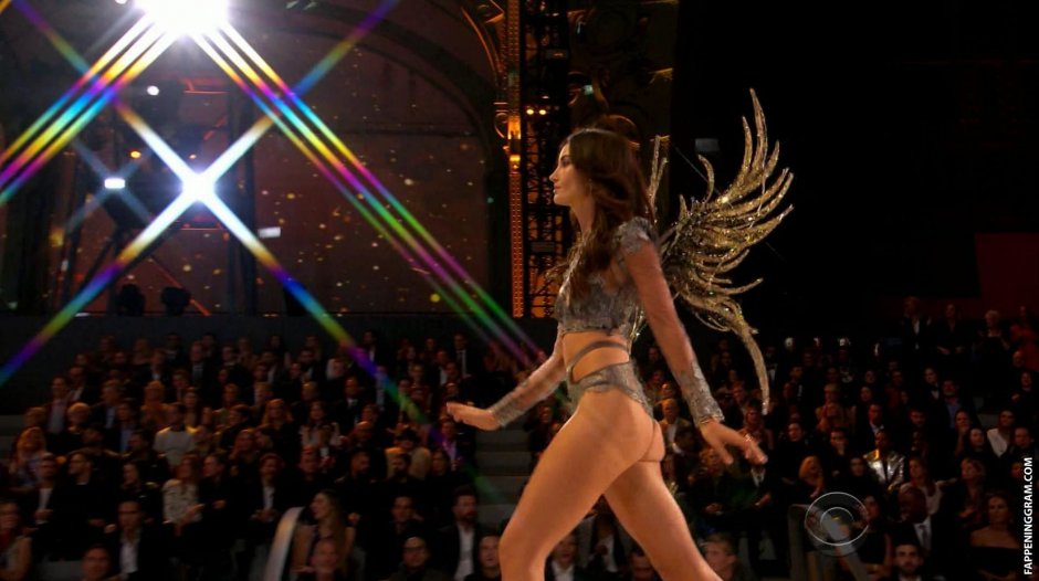 The Victoria's Secret Fashion Show Topless Gifs
