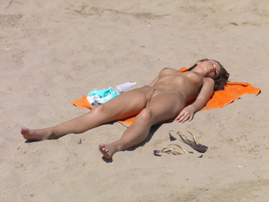 Tits on the beach spied