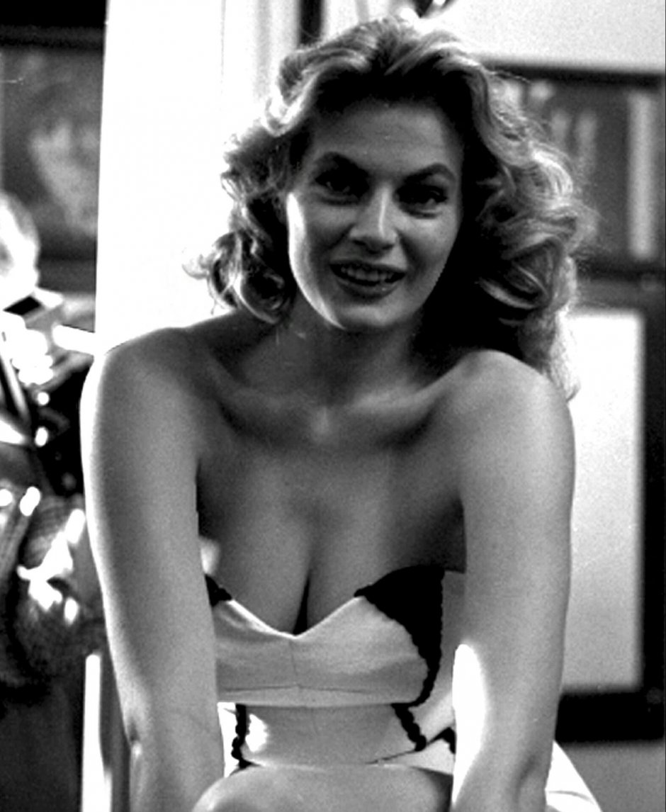 Anita Ekberg style