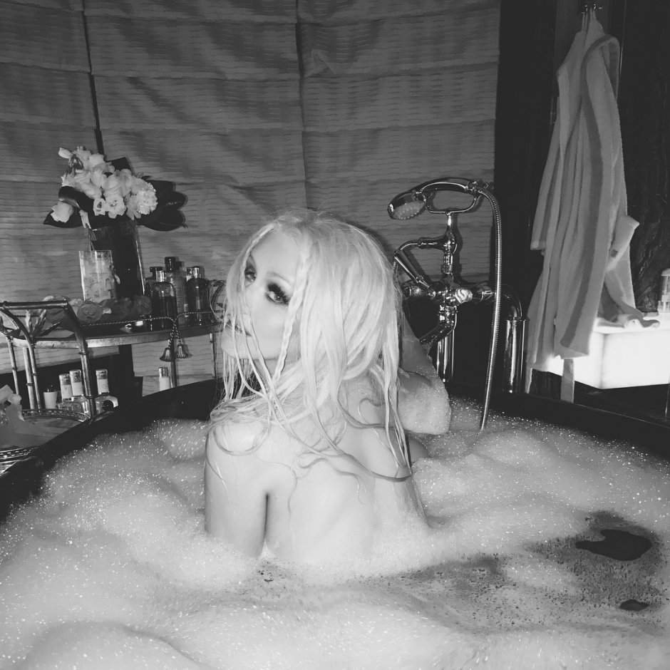 Christina Aguilera is naked