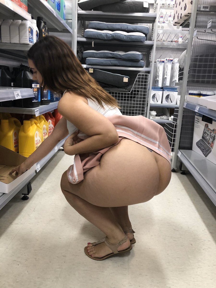 Flosing mature juicy ass flashing