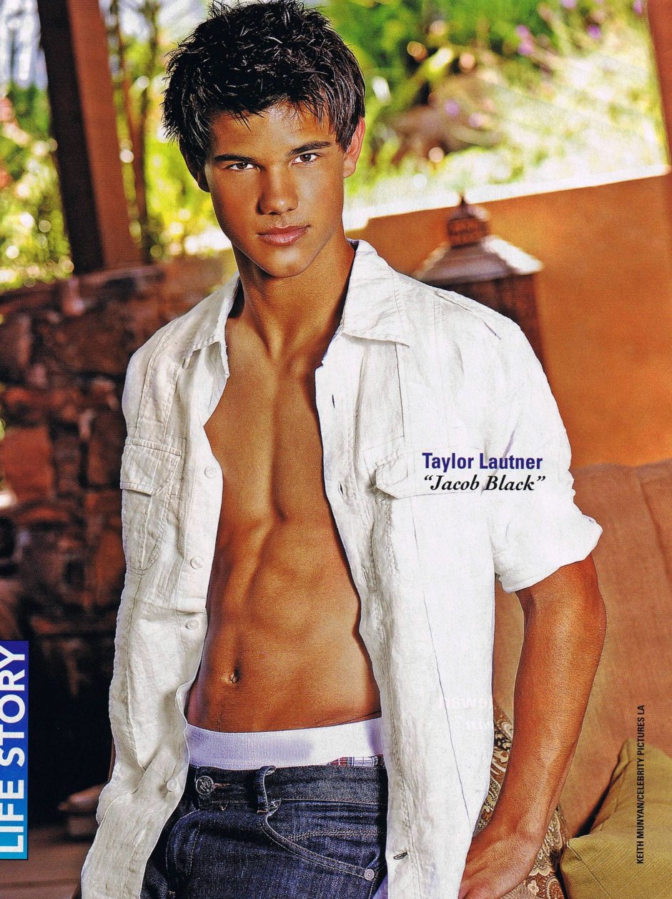 Naked actor Taylor Lotner
