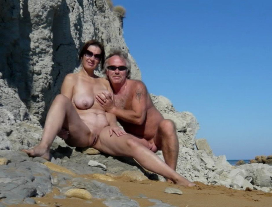 Naked pairs for 50 on the beach