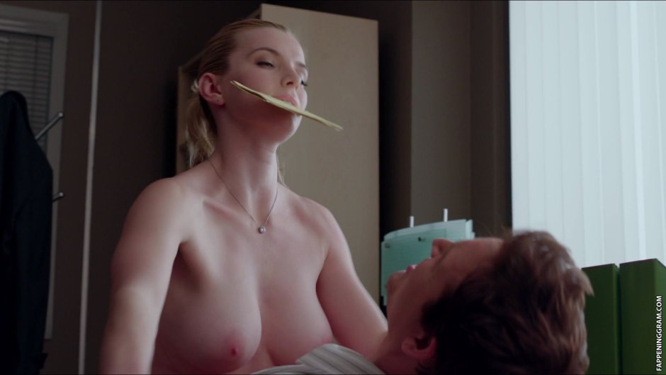 Actress Betty Gilpin Nude