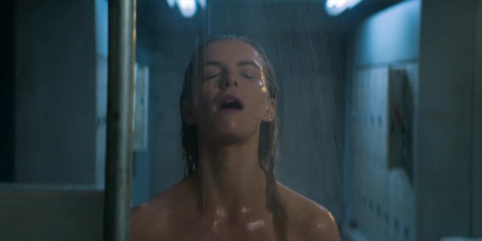 Betty Gilpin Nudenka