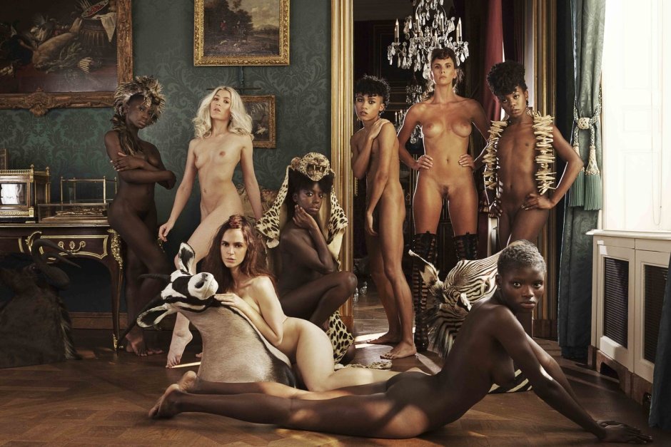 Girls undress in a harem