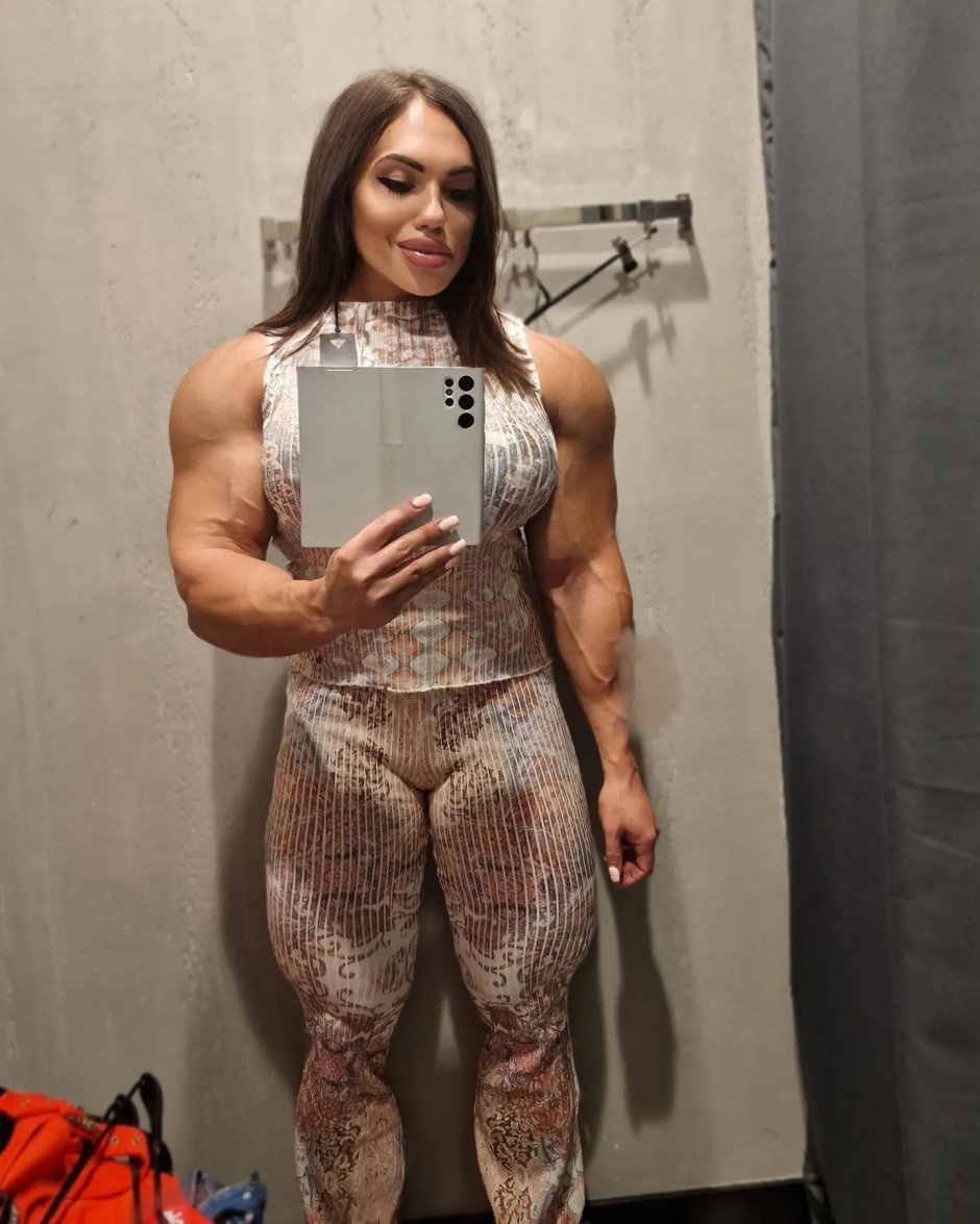 Bodybuilding girl without clothing 2022