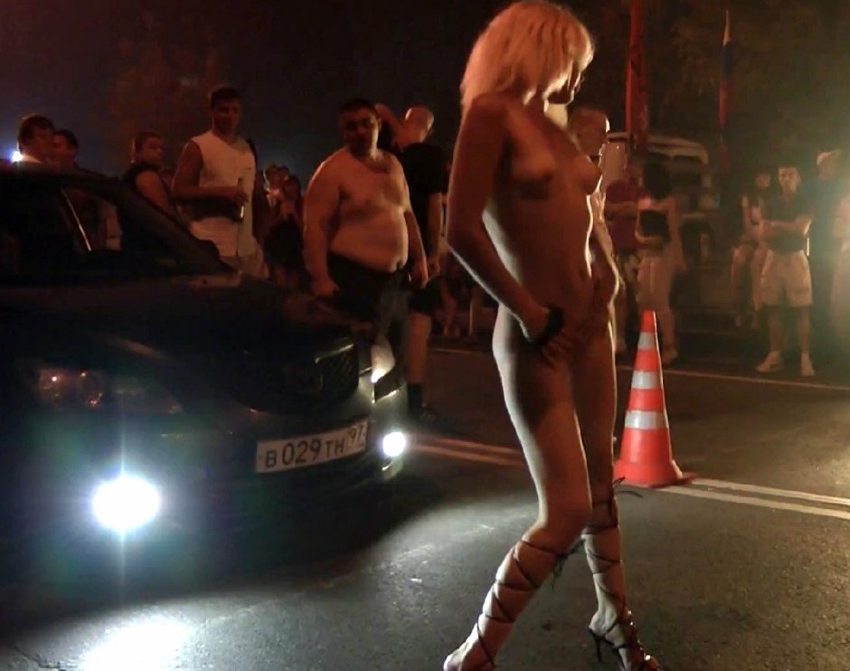 Naked chicks street raiding