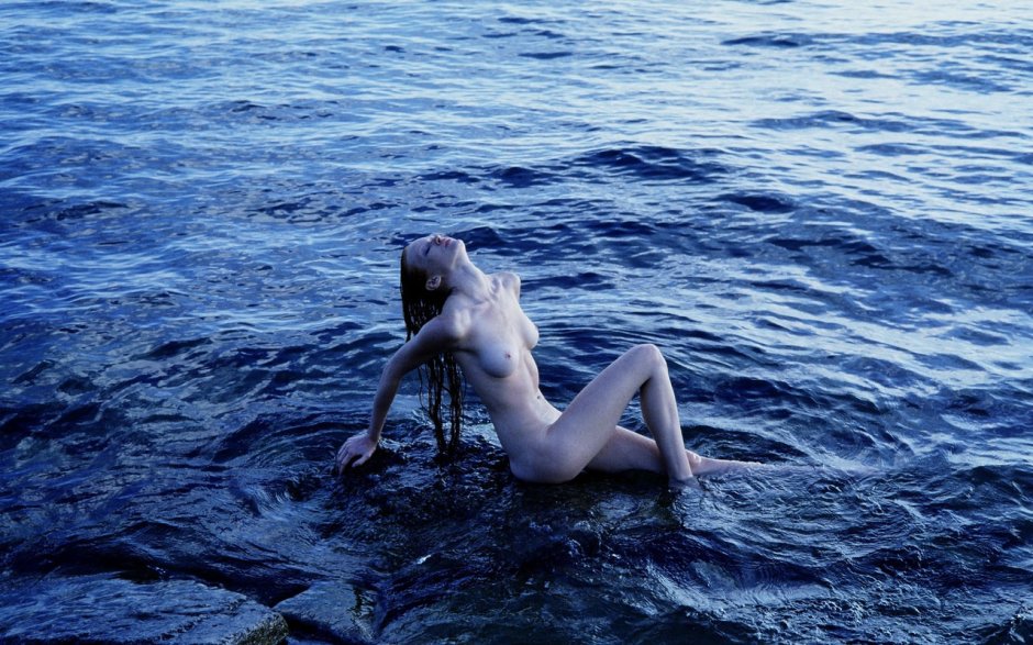 Running along the waves of nude