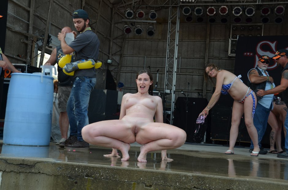 Perfomanes with naked women