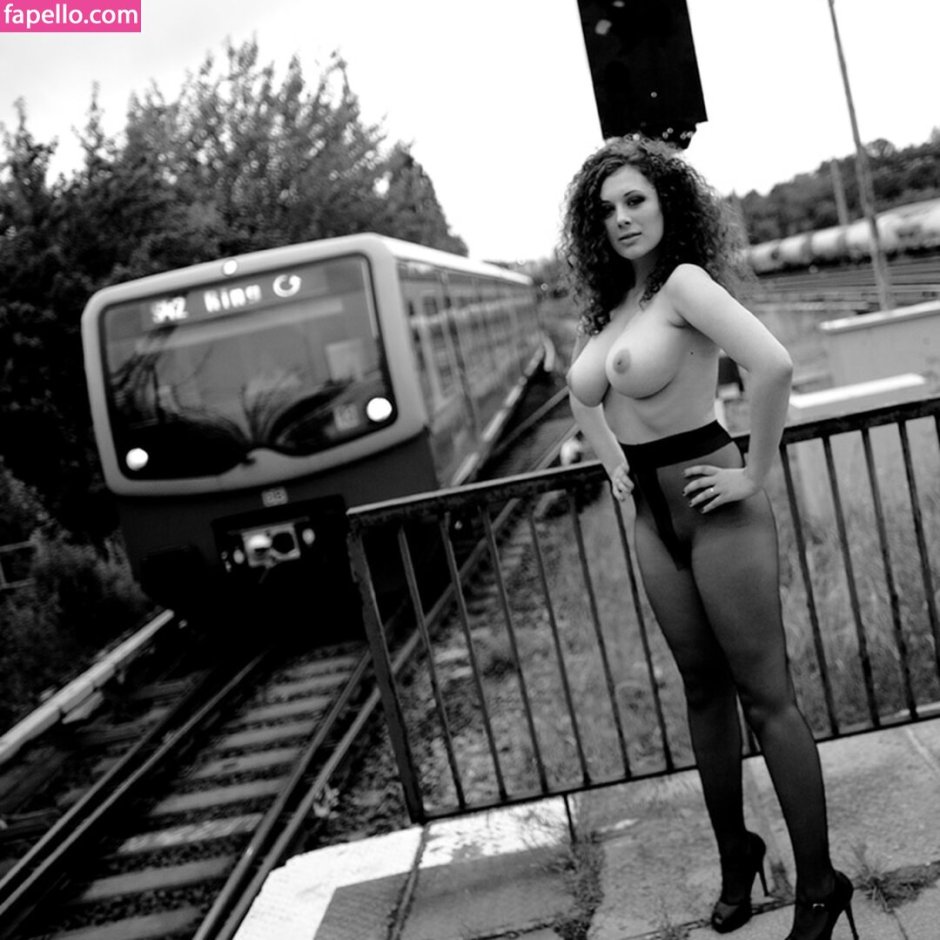 Leila Lowfire is absolutely naked