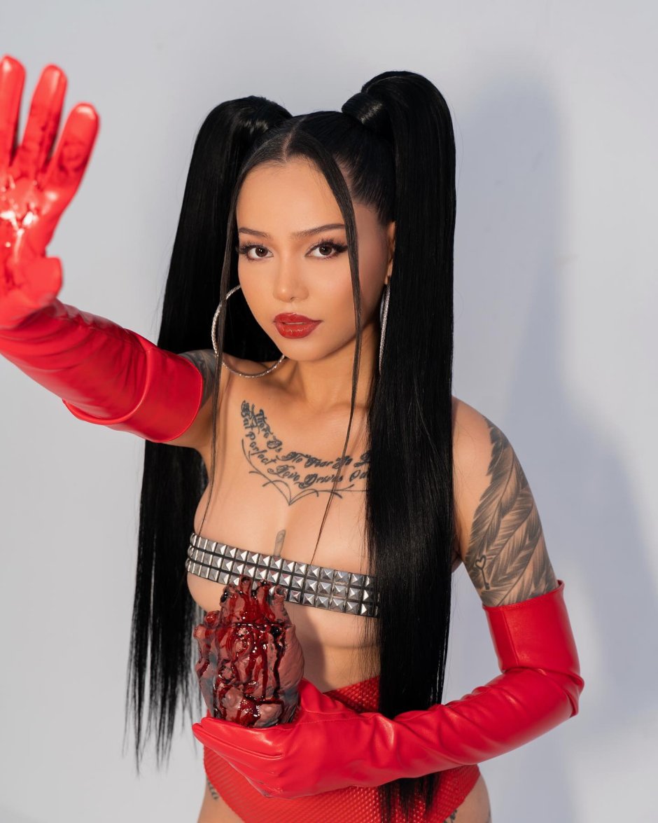 Bella spoil erotic photos