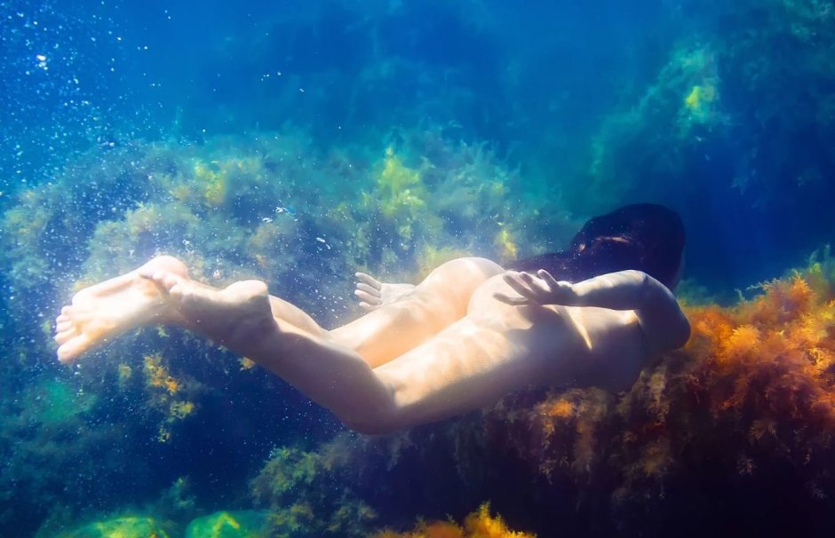 Underwater shooting nude