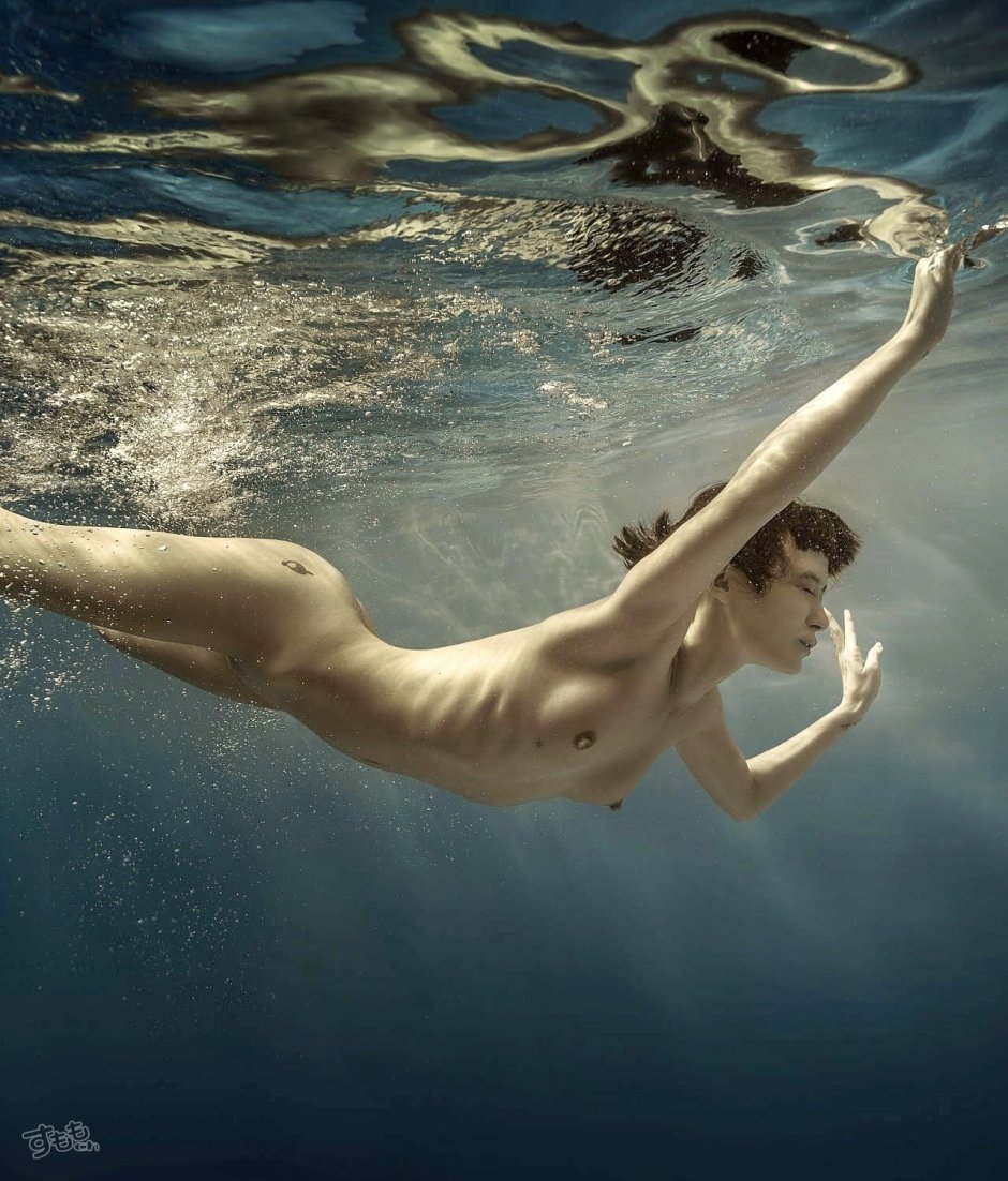 Underwater shooting nude