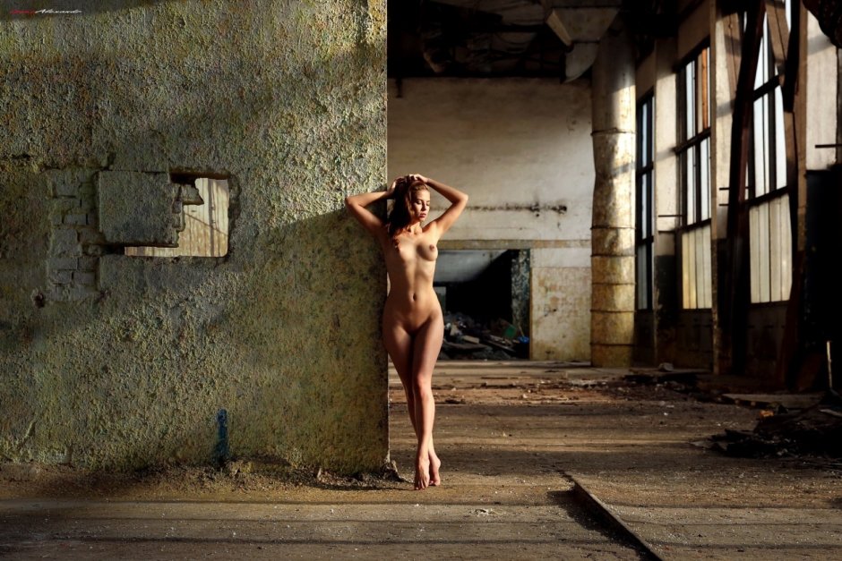 Photo shoot nude in ruins