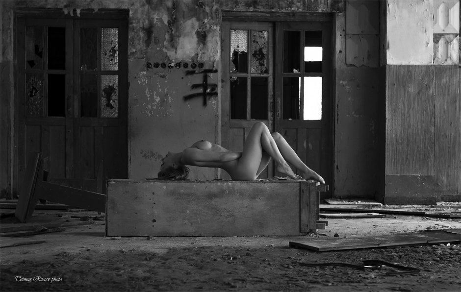 Photo shoot nude in ruins