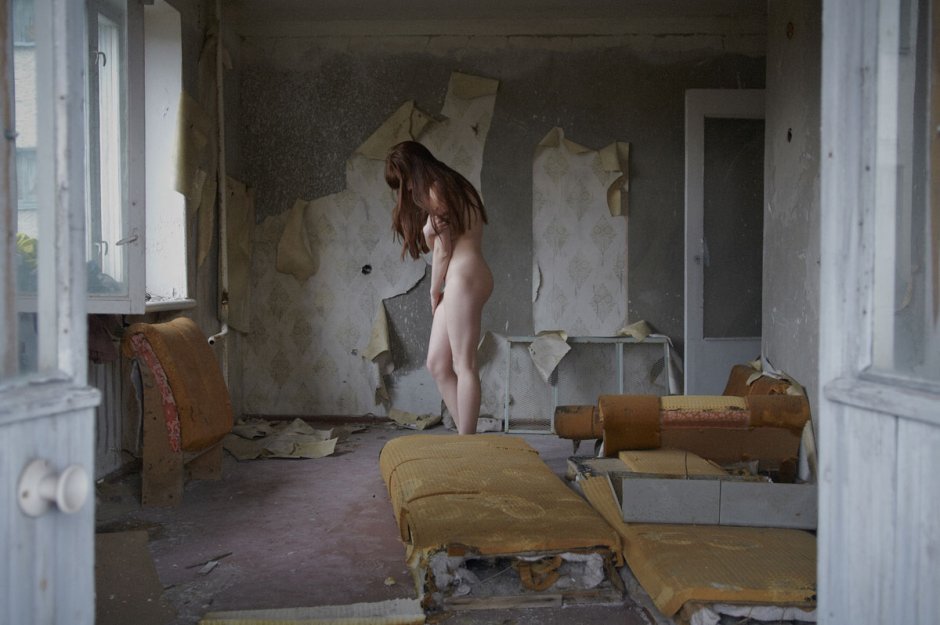 Nude photo shoot in Chernobyl