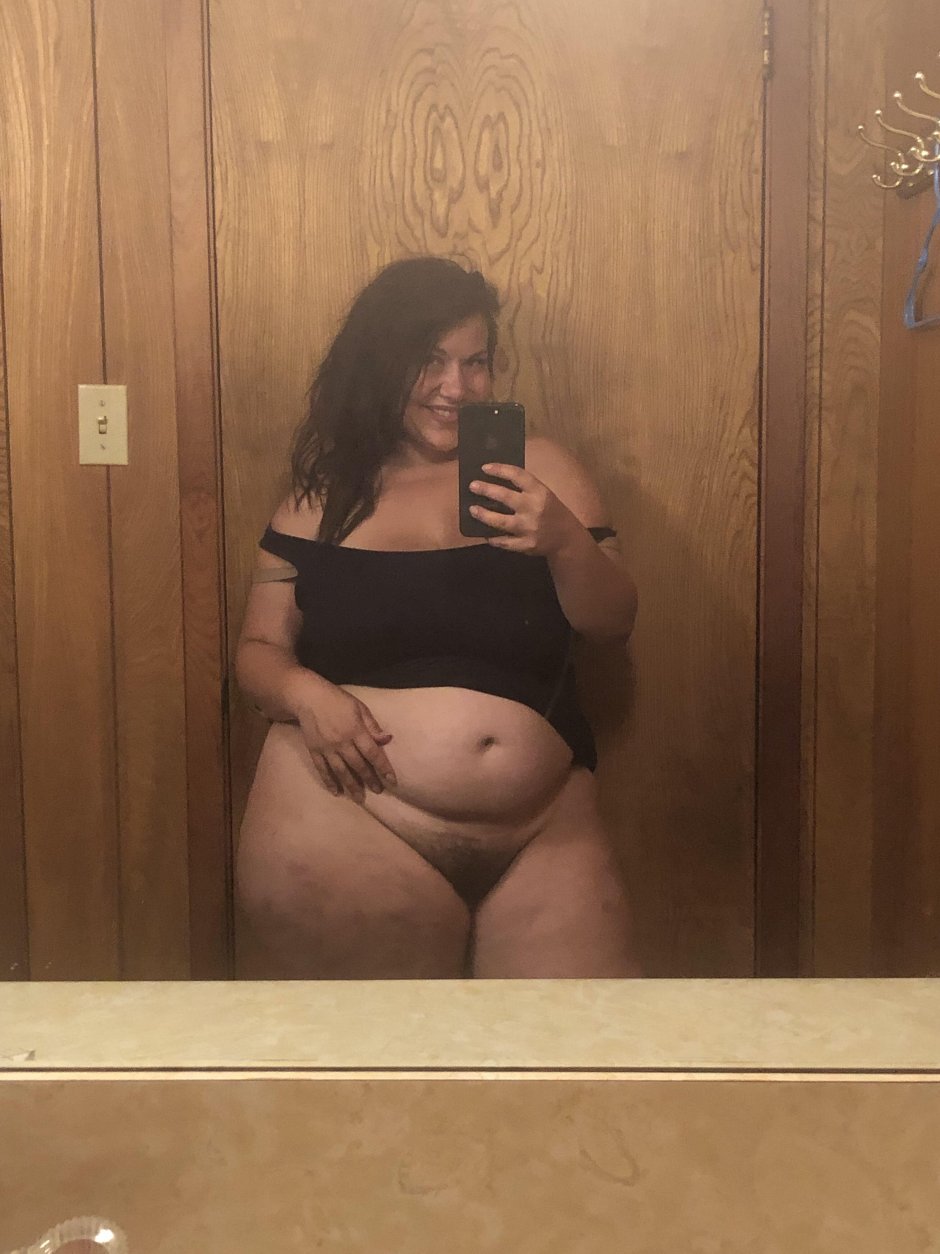 Pyshka Mal Malloy undresses